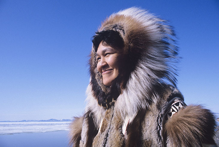 inuit in bont in groenland