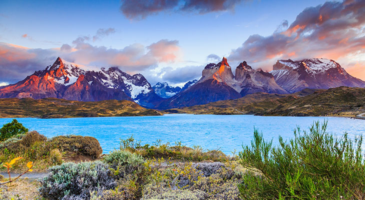 Zonsopgang bij het Pehoe meer in Torres del Paine