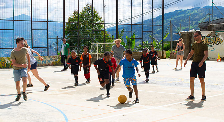 Sawadee reizigers voetballen bij Stichting Children of Medellín