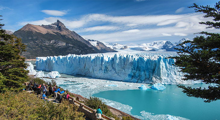 Mensen bewonderen het uitzicht op Perito Moreno