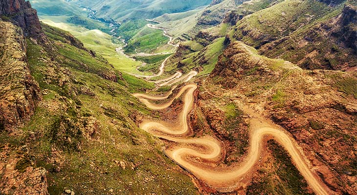 Kronkelende weg van Sani Pass