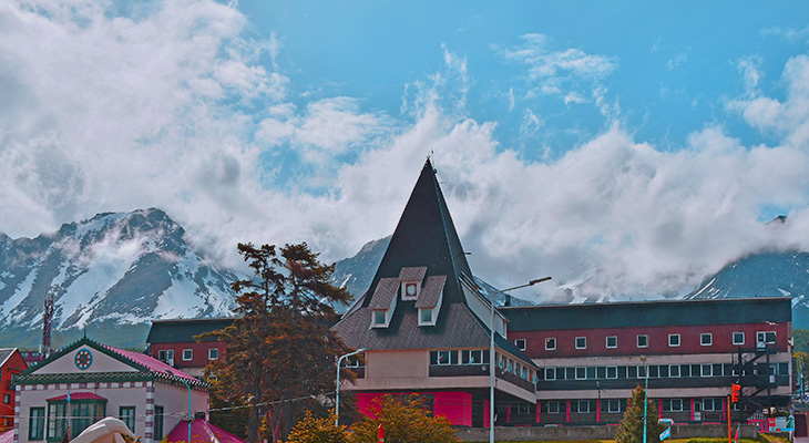 Gebouwen en bergtoppen in Ushuaia