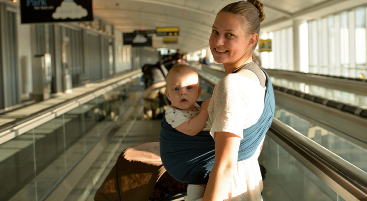 Baby op luchthaven