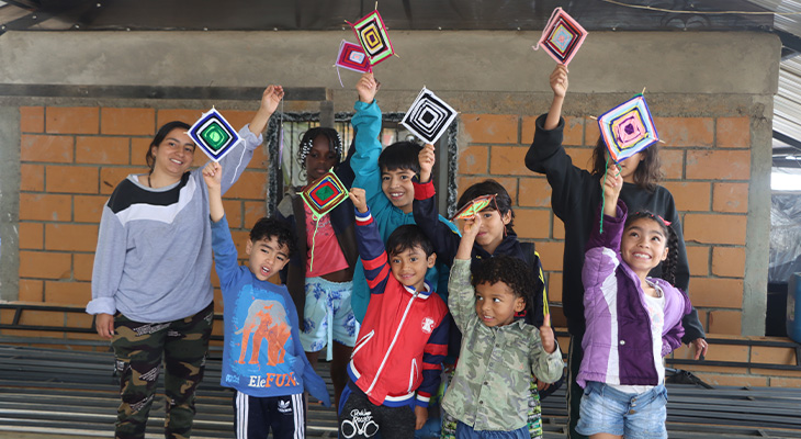 Knutselen Stichting Children of Medellín