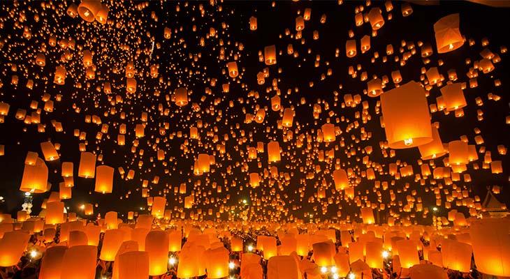 Duizenden lantaarns in de lucht tijdens Yi Peng in Chian Mai