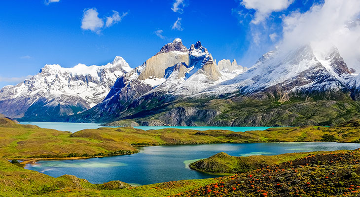 Kronkelend meer in het Nationaal Park Torres de Paine