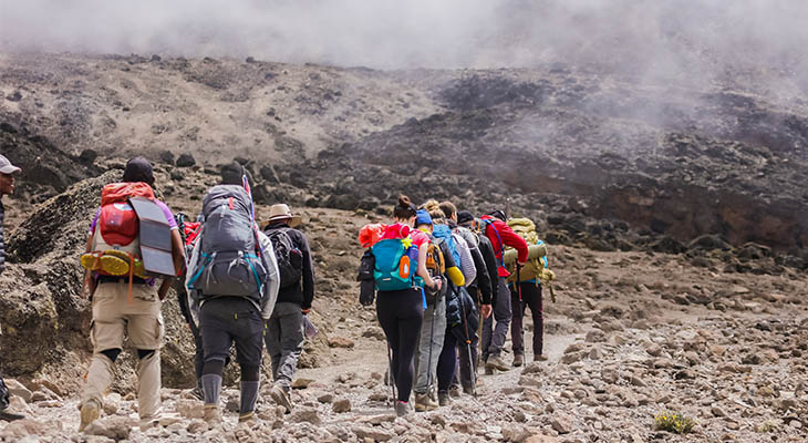 Wandelaars en bergbeklimmers op Kilimanjaro