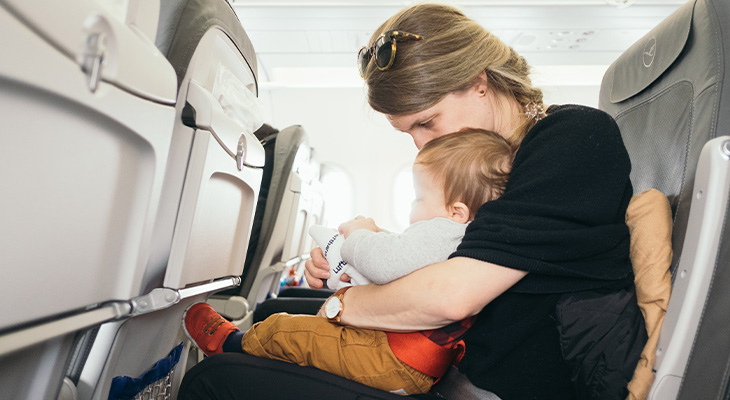 Moeder en baby in vliegtuig