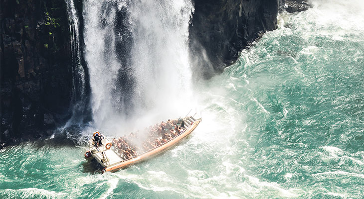 Boot Iguaza watervallen