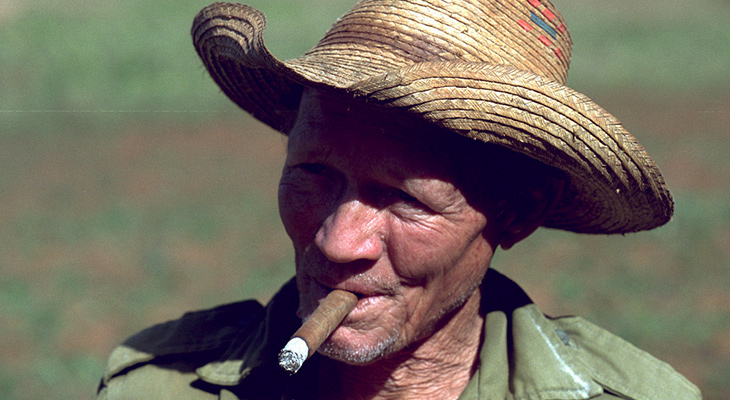 Lokale man rookt een sigaar