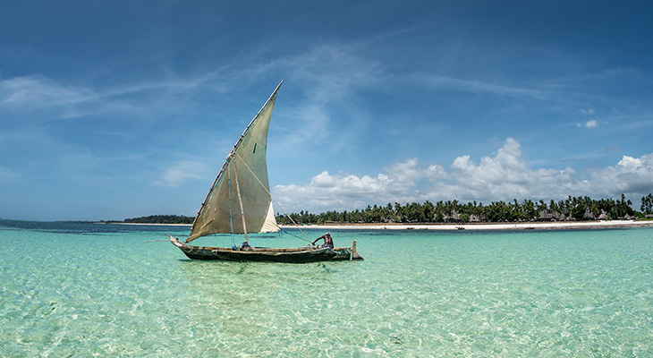 Catamaran in de zee bij Diani Beach