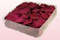 Confezione da 2 litri con petali di rosa stabilizzata di colore cerise. 