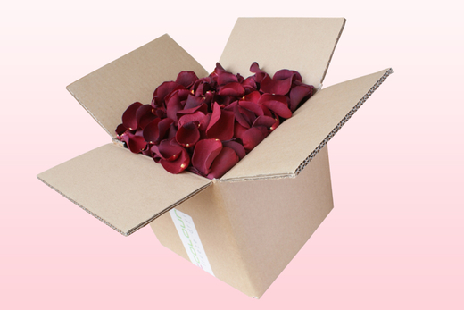 8 Liter Karton mit gefriergetrockneten Rosenblättern in der Farbe Weinrot
