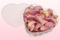 scatoletta a forma di cuore con petali di rosa liofilizzati di colore rosa baby.